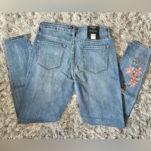 Nine West Gramercy Skinny Light Wash Mid Rise Floral Embroidery - Picture 3 of 3